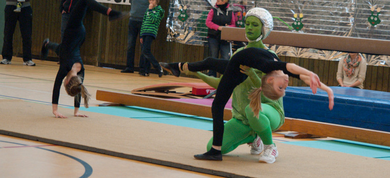 Alien-Alarm in der Sporthalle